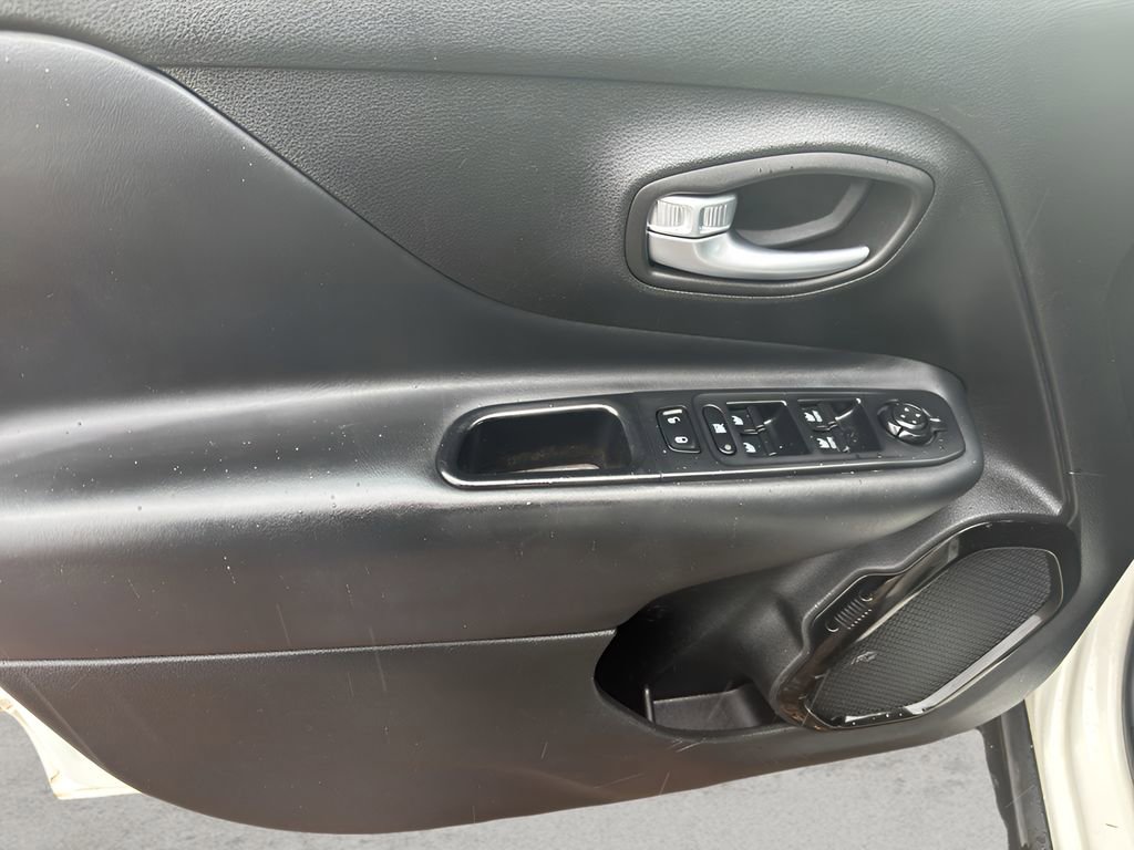 Used 2017 Jeep Renegade Altitude AWD/4WD image 14