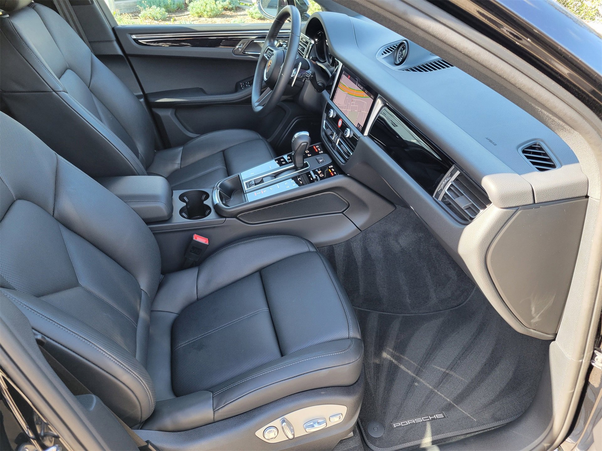 Used 2025 Porsche Macan image 28