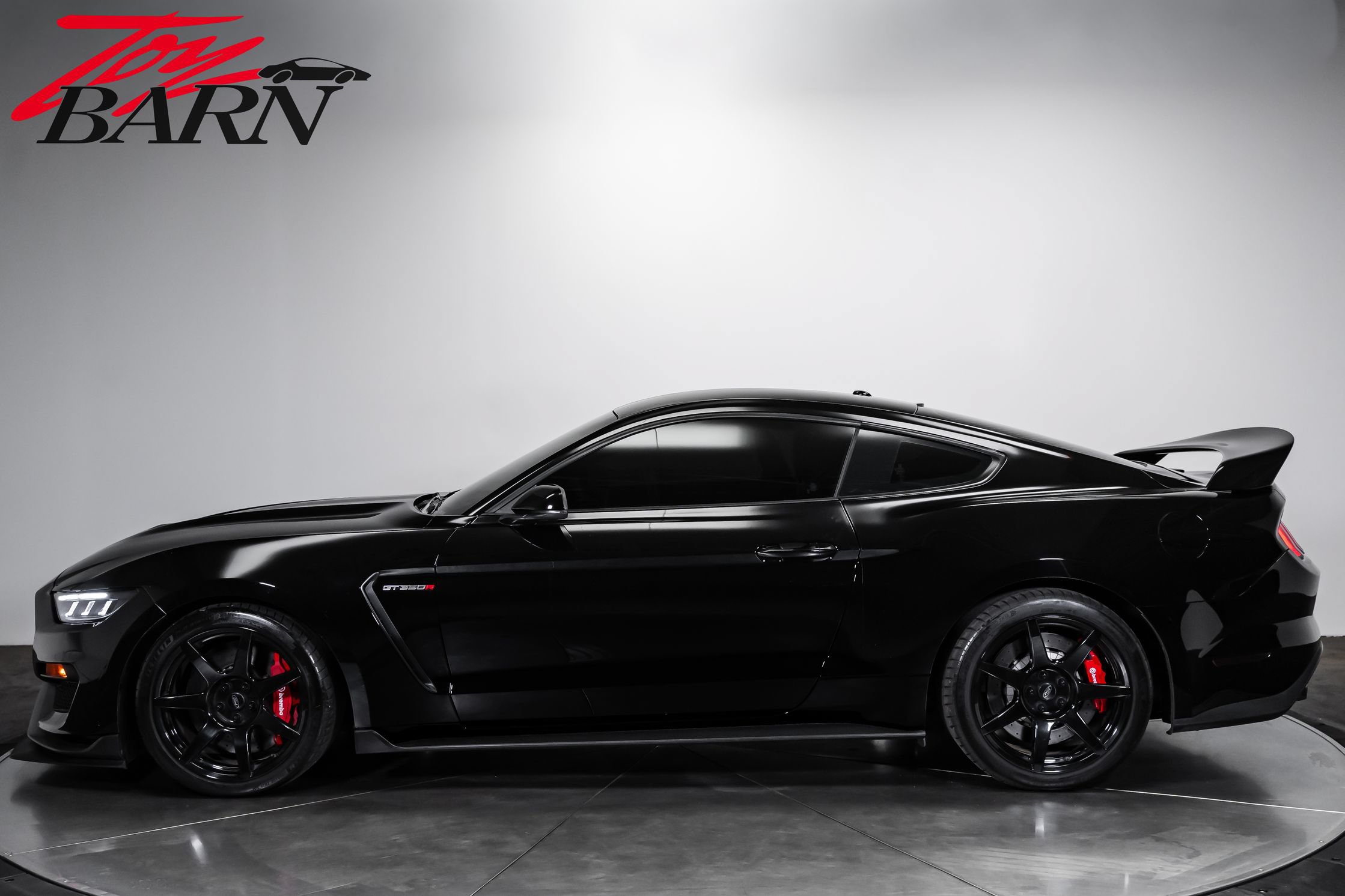 Used 2017 Ford Mustang Shelby GT350R w/ GT350R Equipment Group 920A RWD image 2