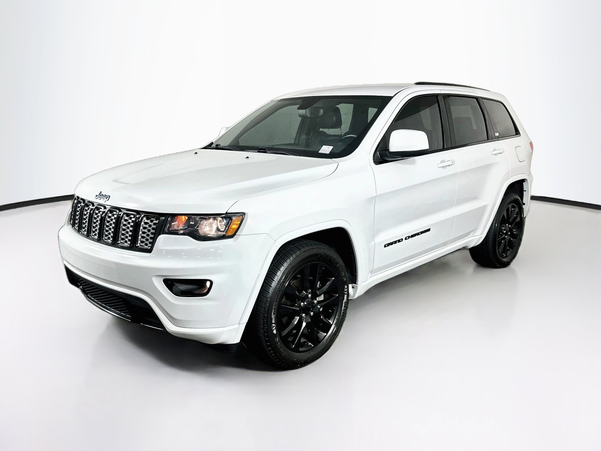 Used 2019 Jeep Grand Cherokee Altitude RWD image 3