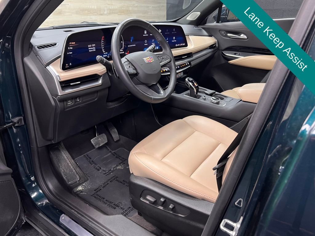 Used 2024 Cadillac XT4 Luxury w/ Cold Weather Package FWD image 3