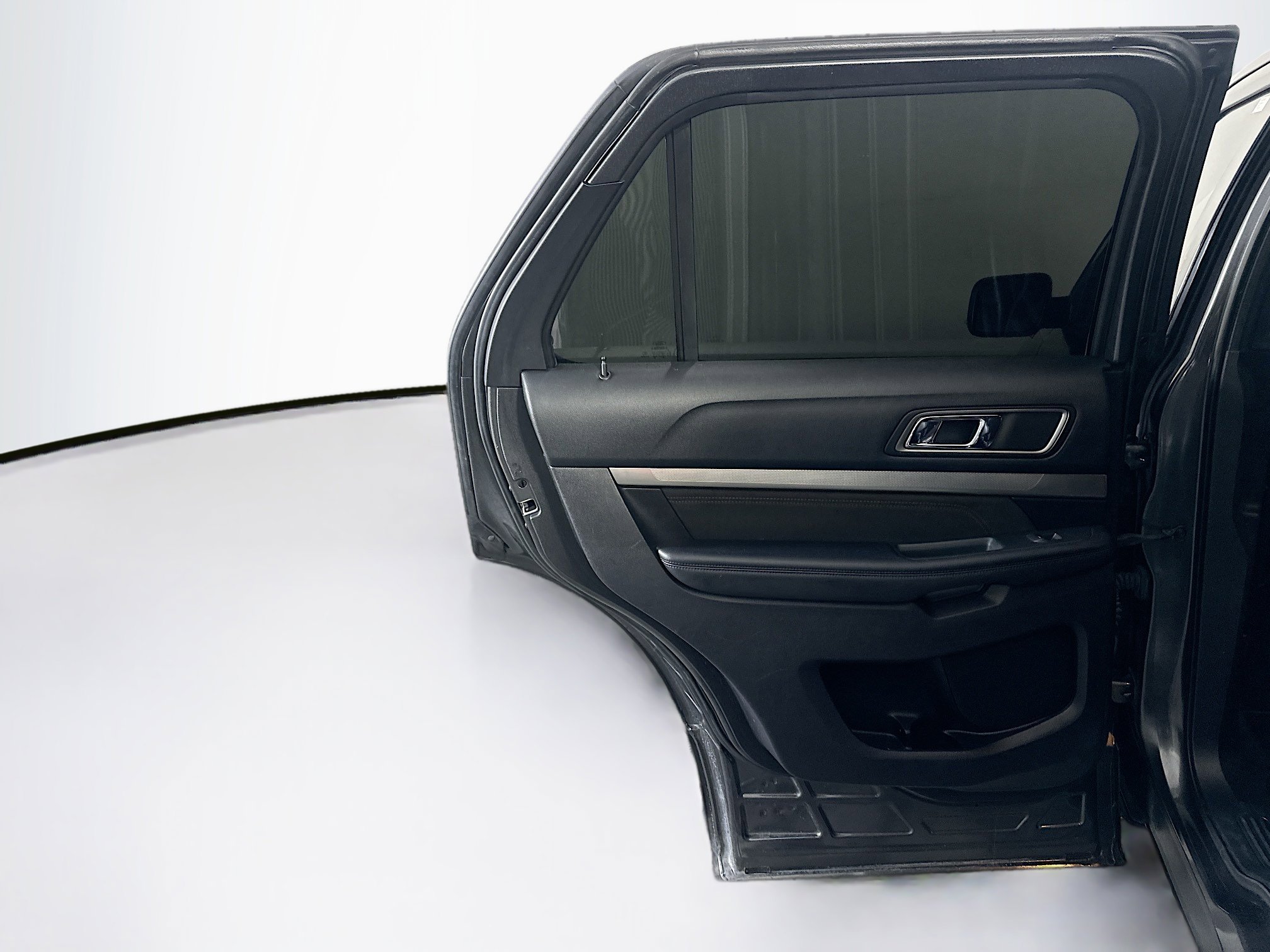 Used 2018 Ford Explorer XLT w/ Equipment Group 202A FWD image 26