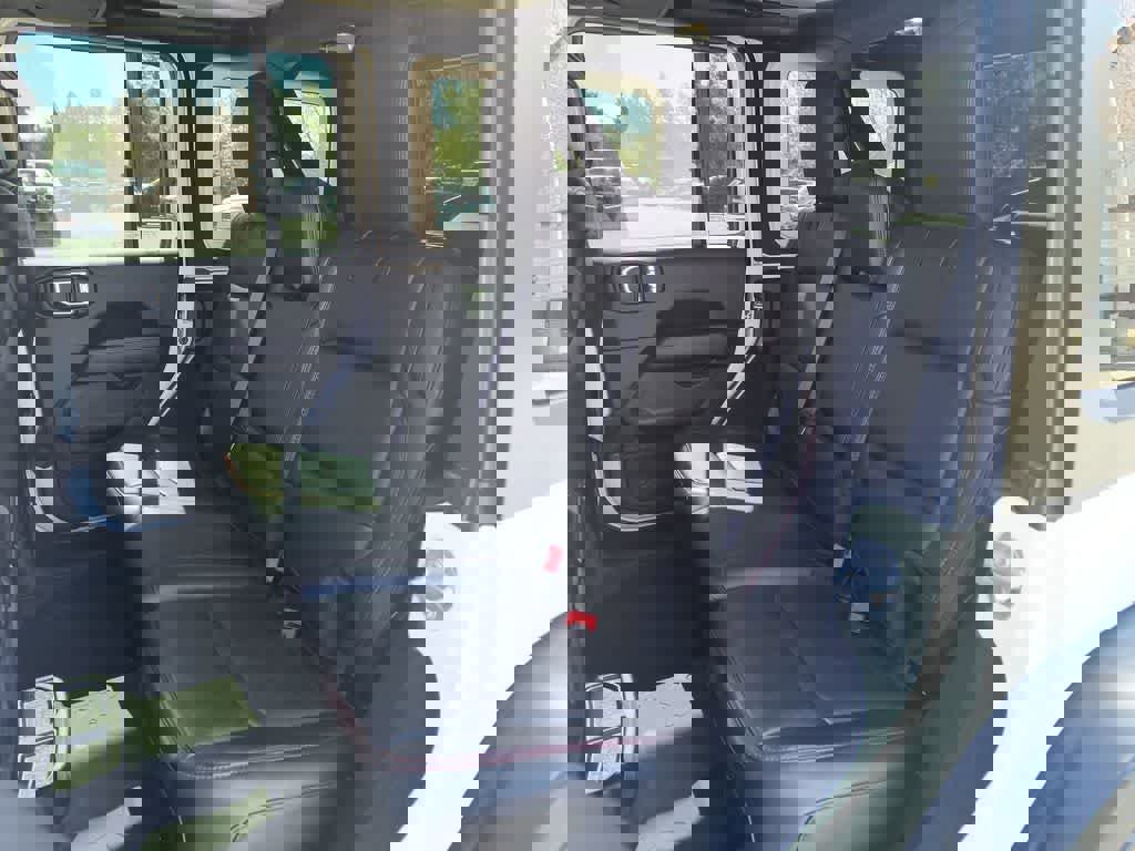 Used 2023 Jeep Wrangler Unlimited Rubicon w/ Cold Weather Group image 22