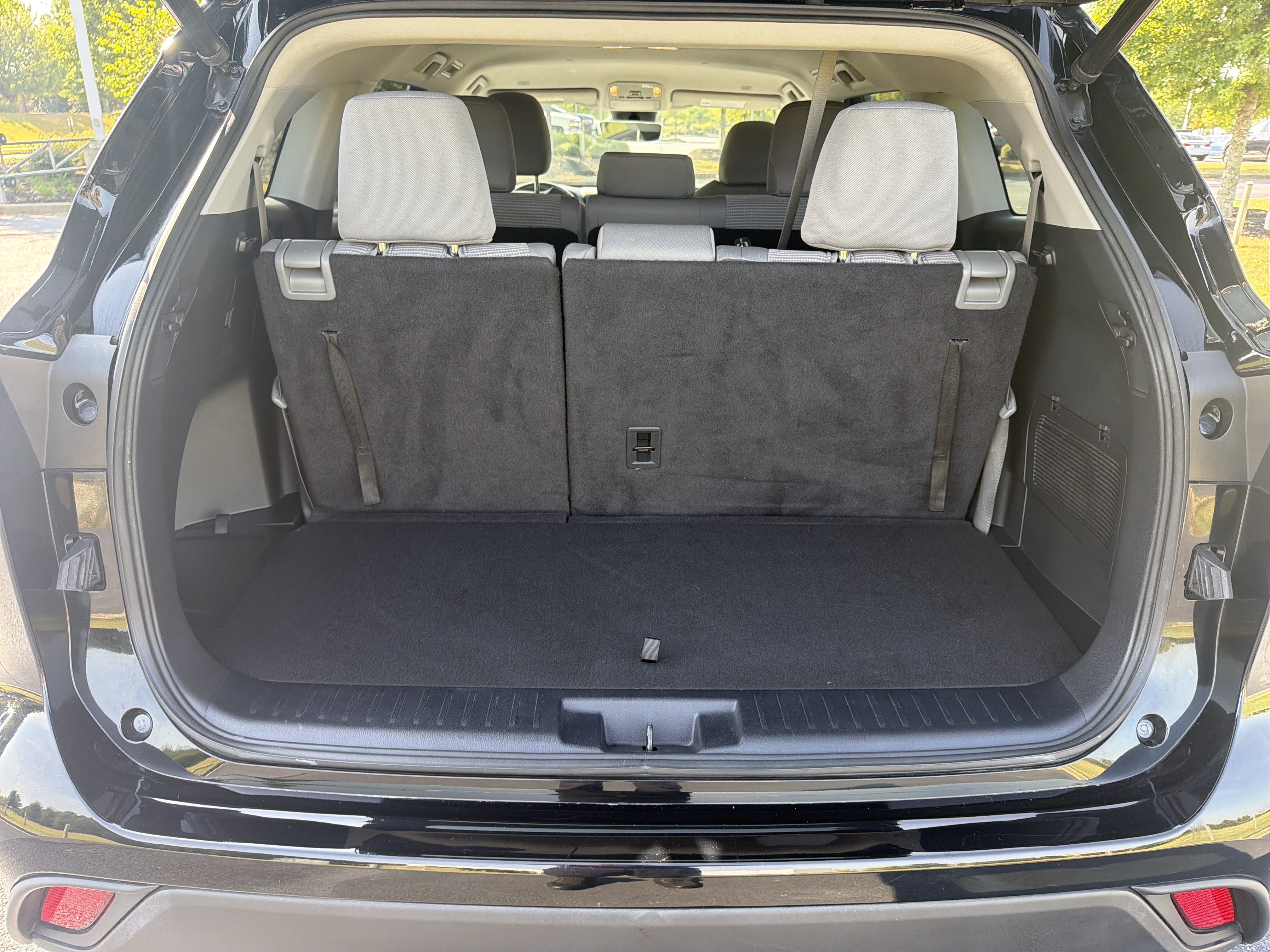 Used 2023 Toyota Highlander LE FWD image 30