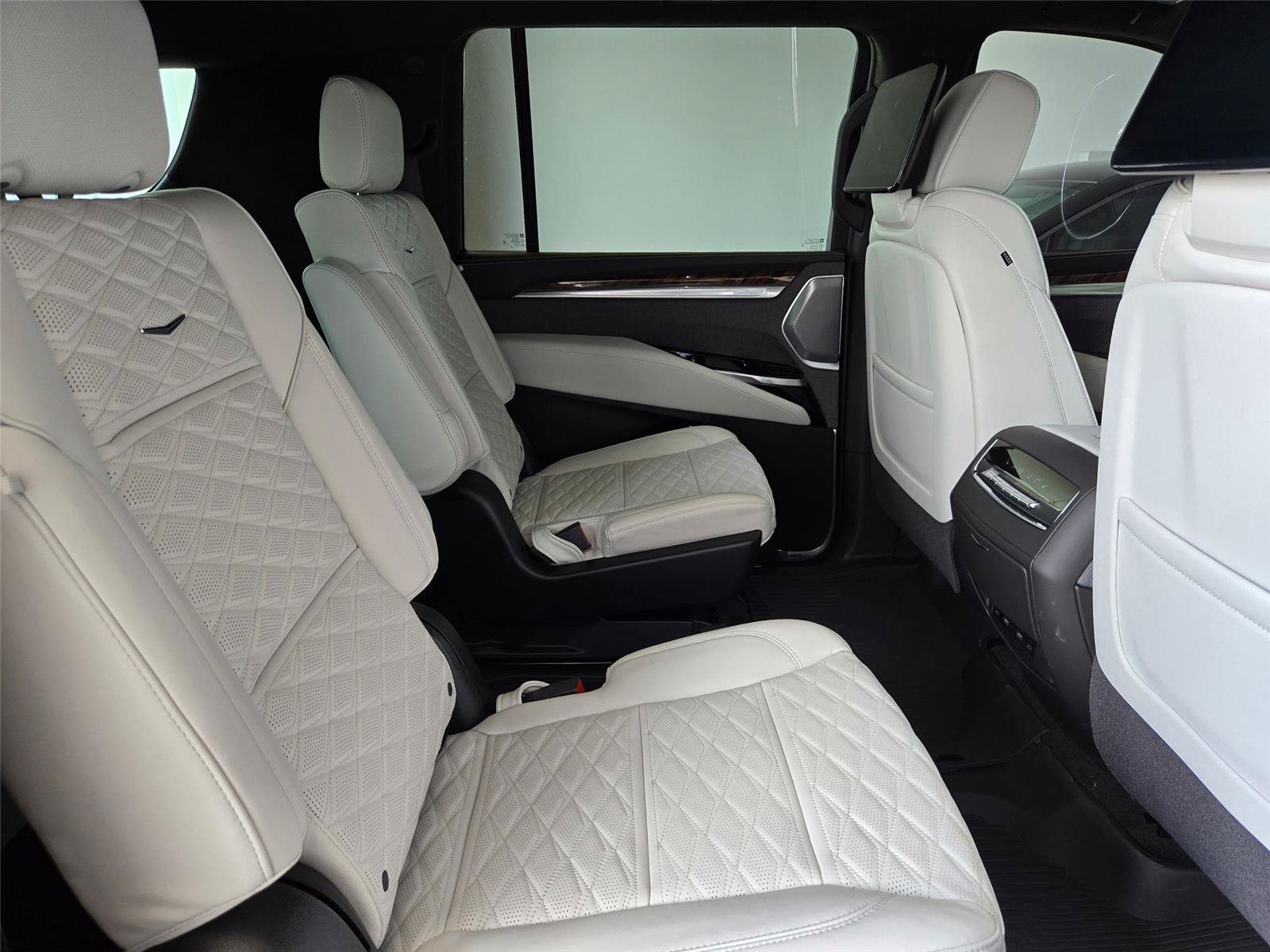 New 2026 Cadillac Escalade ESV Platinum Sport w/ LPO, Floor Liner Package AWD/4WD image 32