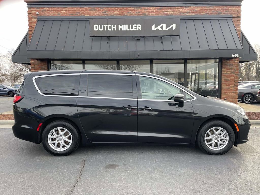 Used 2023 Chrysler Pacifica Touring-L image 8