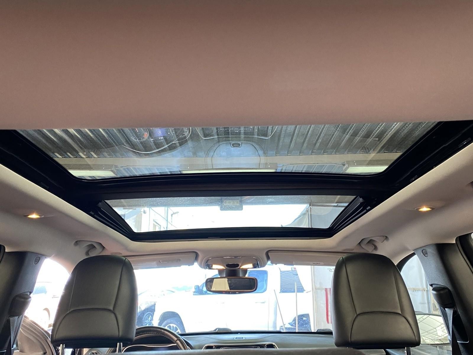 Used 2019 Jeep Cherokee Limited image 16