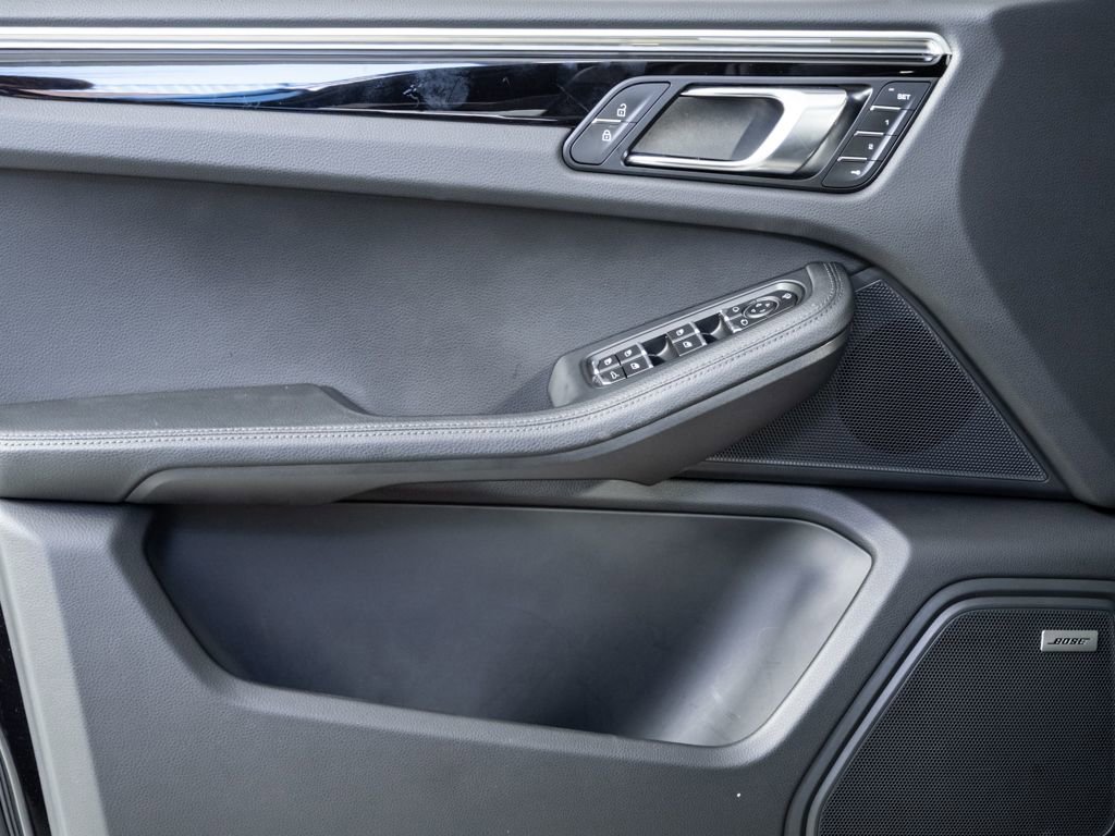 Certified 2025 Porsche Macan image 6