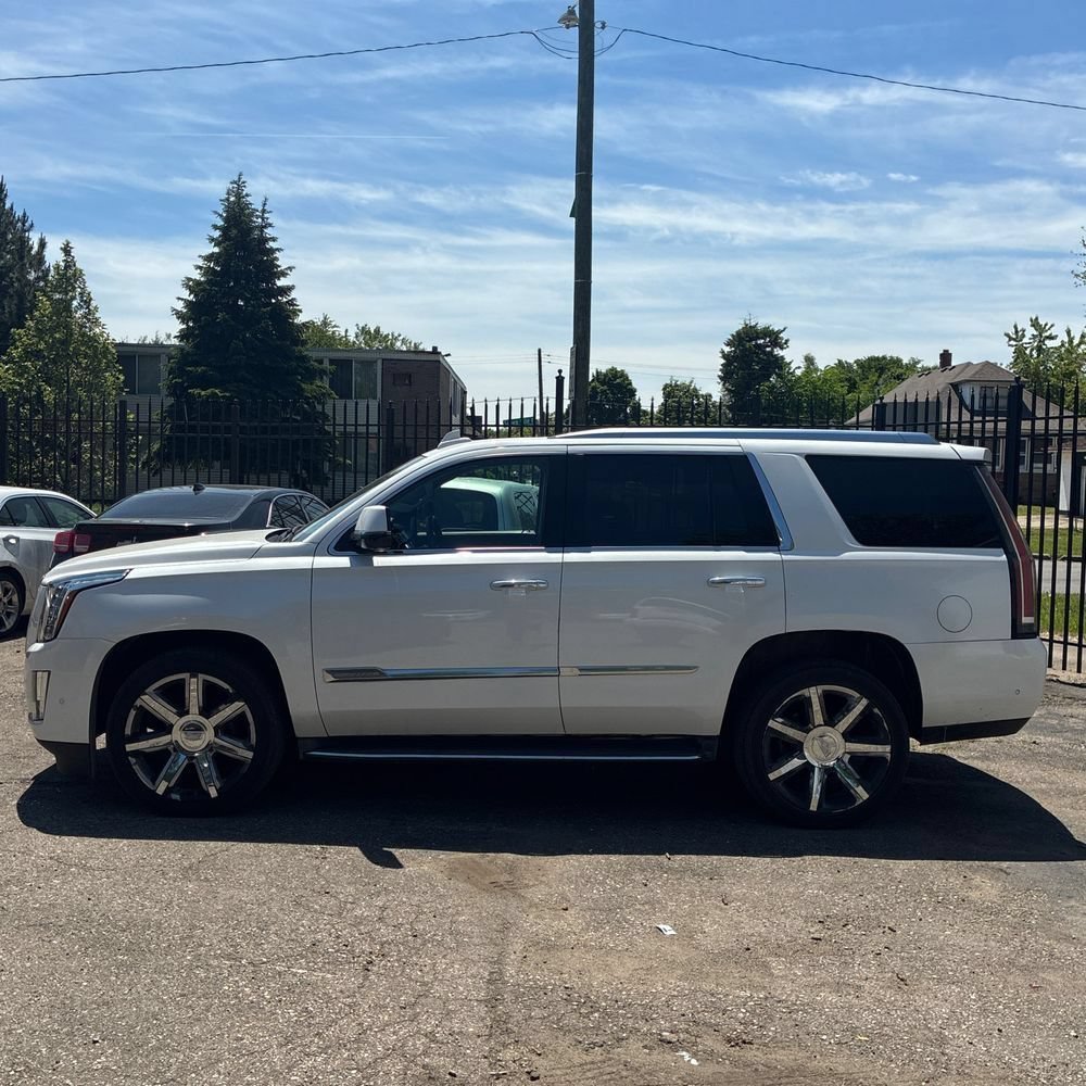 Used 2017 Cadillac Escalade Luxury AWD/4WD image 4