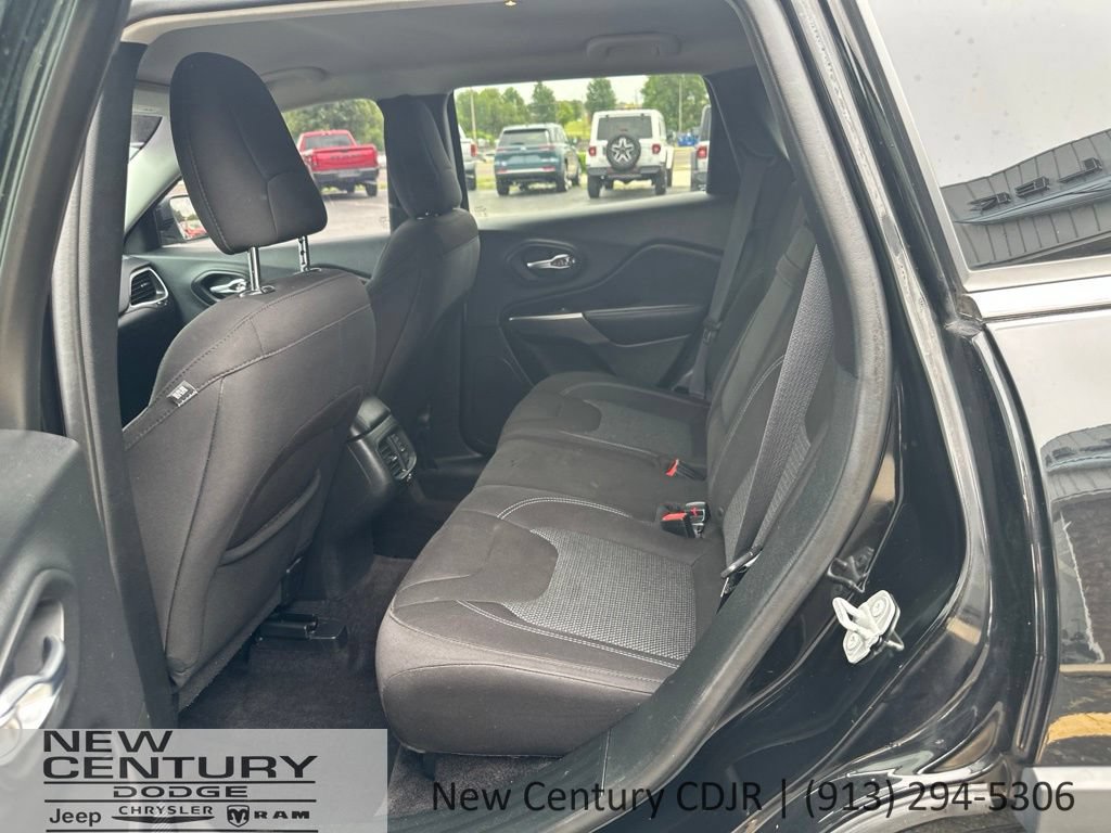 Used 2019 Jeep Cherokee Latitude w/ Popular Appearance Group AWD/4WD image 6