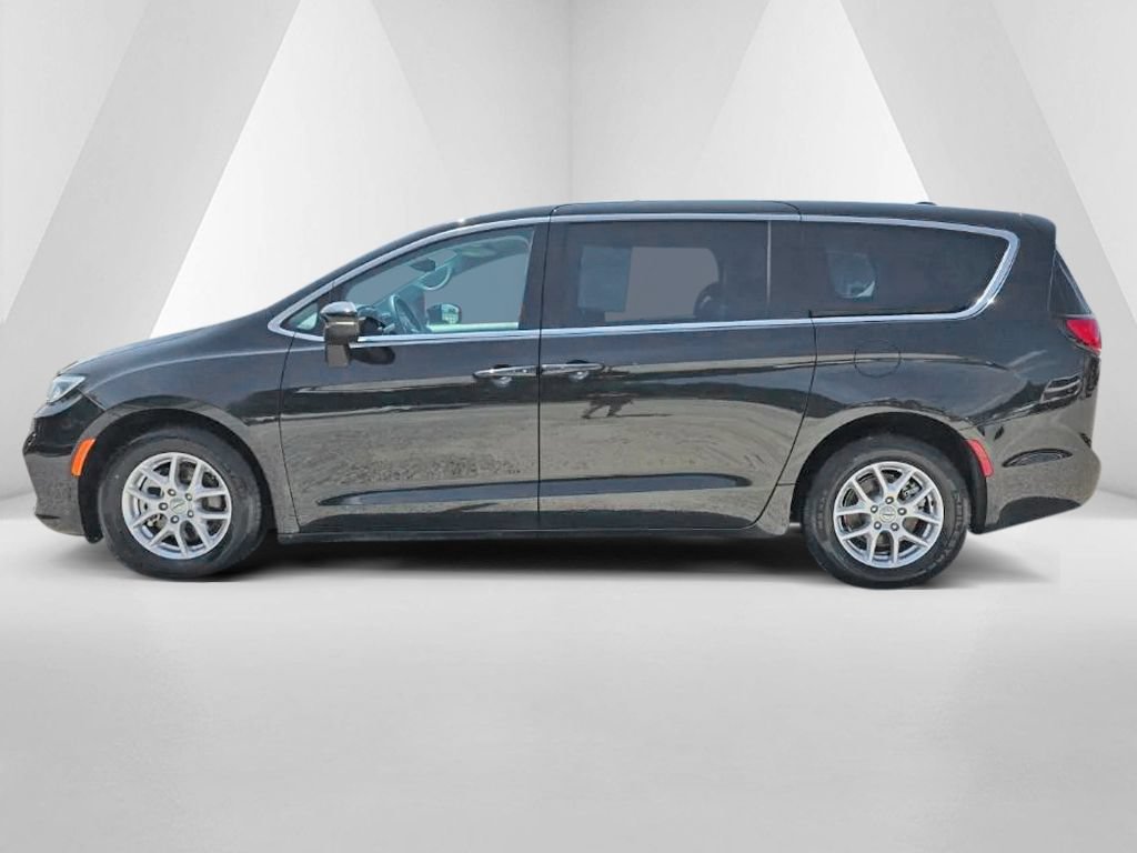Used 2023 Chrysler Pacifica Touring-L FWD image 8