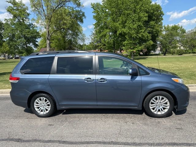 Used 2013 Toyota Sienna XLE FWD image 30
