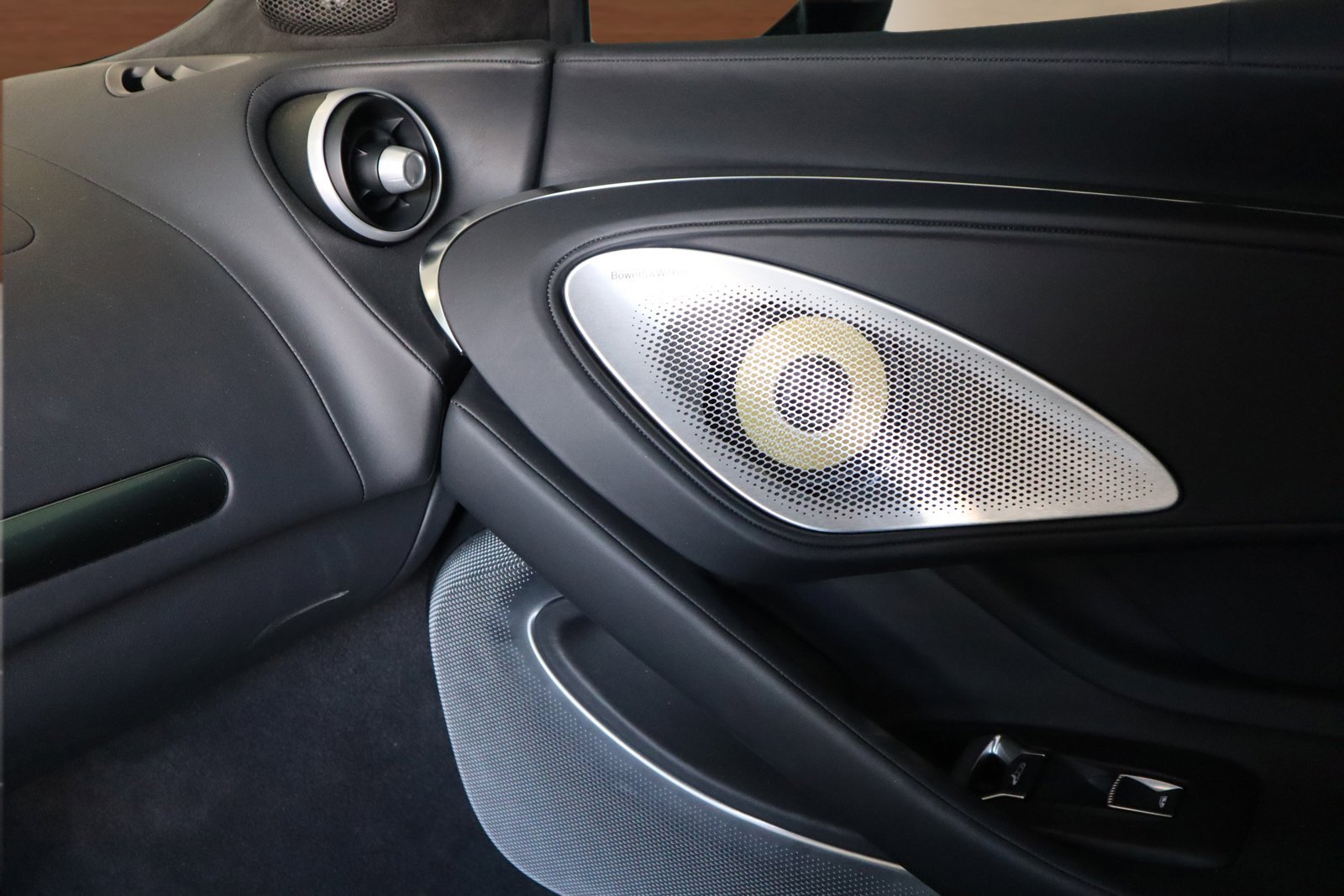 Used 2023 McLaren GT RWD image 17