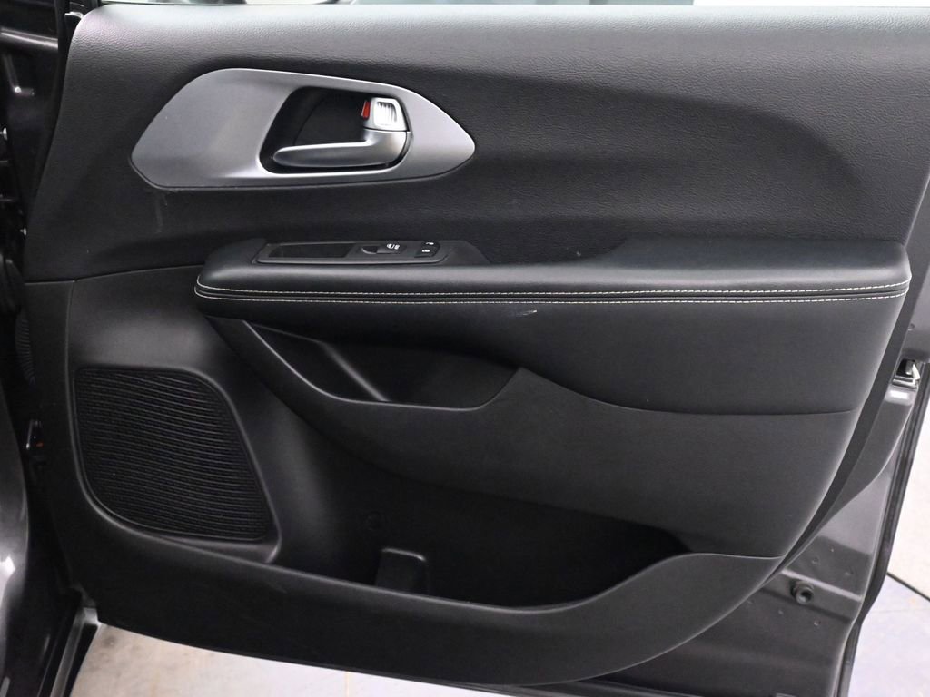 Used 2022 Chrysler Pacifica Touring-L w/ Uconnect Theater Family Group image 24