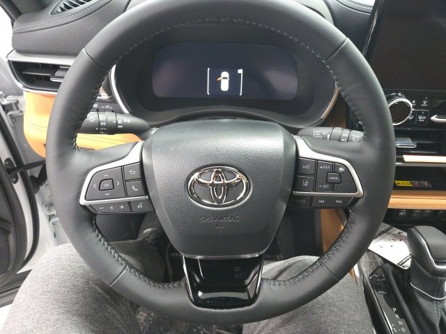 New 2026 Toyota Highlander Platinum image 32
