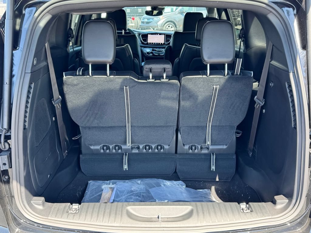 New 2027 Chrysler Pacifica Limited FWD image 14