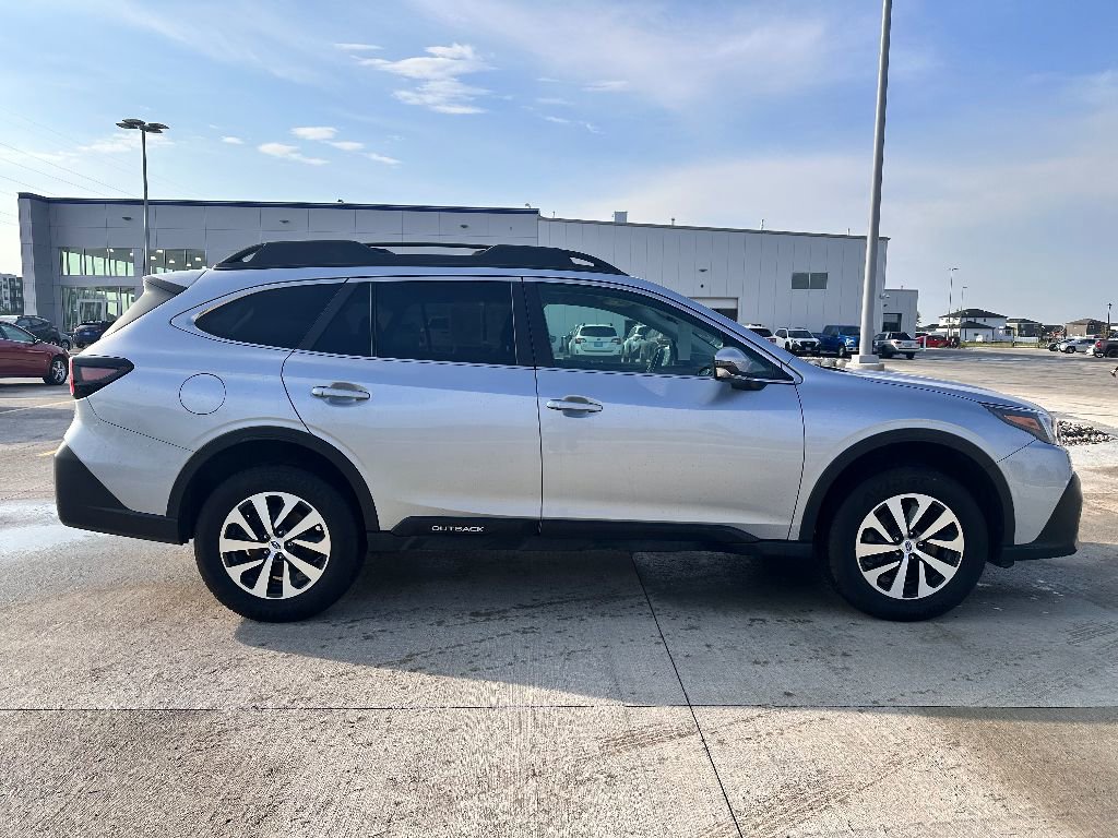 Used 2022 Subaru Outback Premium image 4