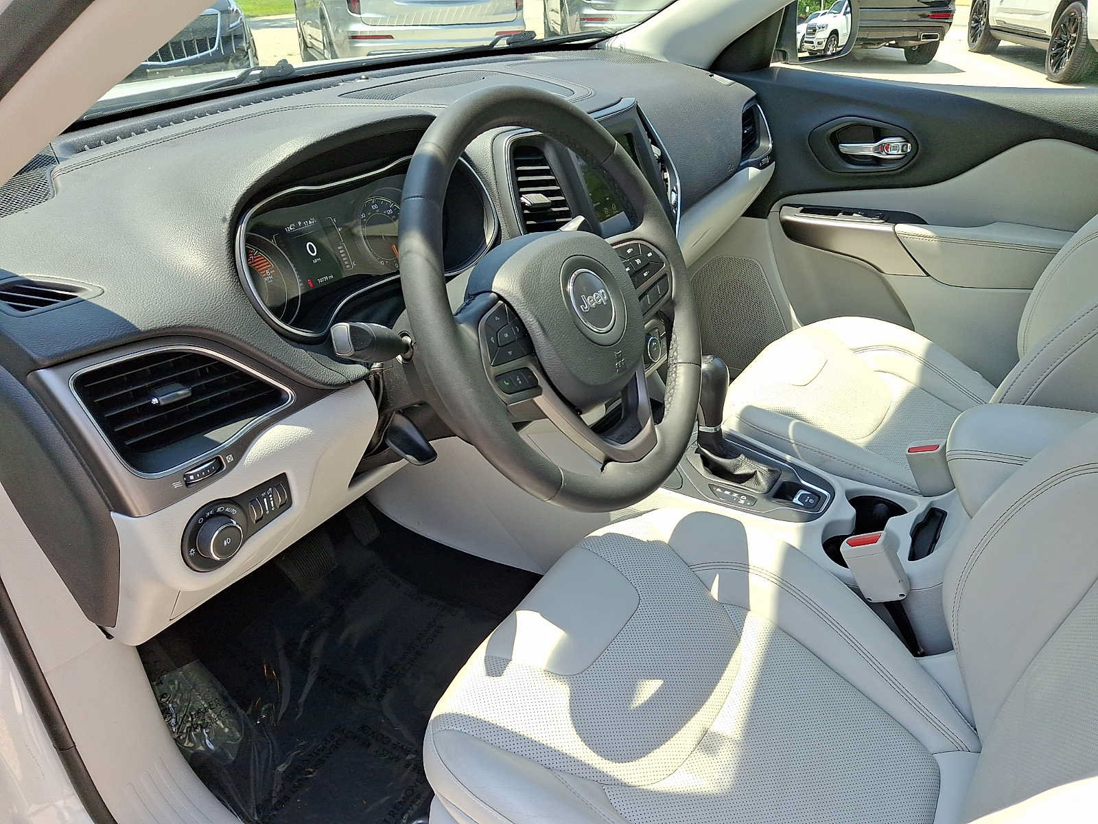 Used 2021 Jeep Cherokee Latitude Lux w/ Sun & Sound Group AWD/4WD image 16