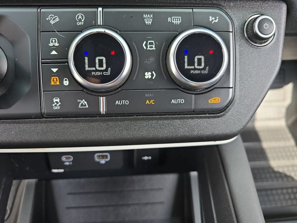 Used 2022 Land Rover Defender 110 SE AWD/4WD image 25
