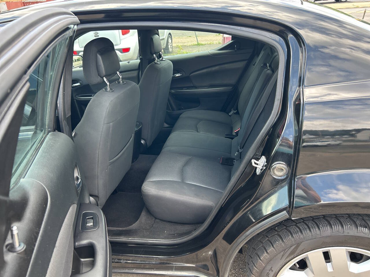 Used 2014 Dodge Avenger SE FWD image 17