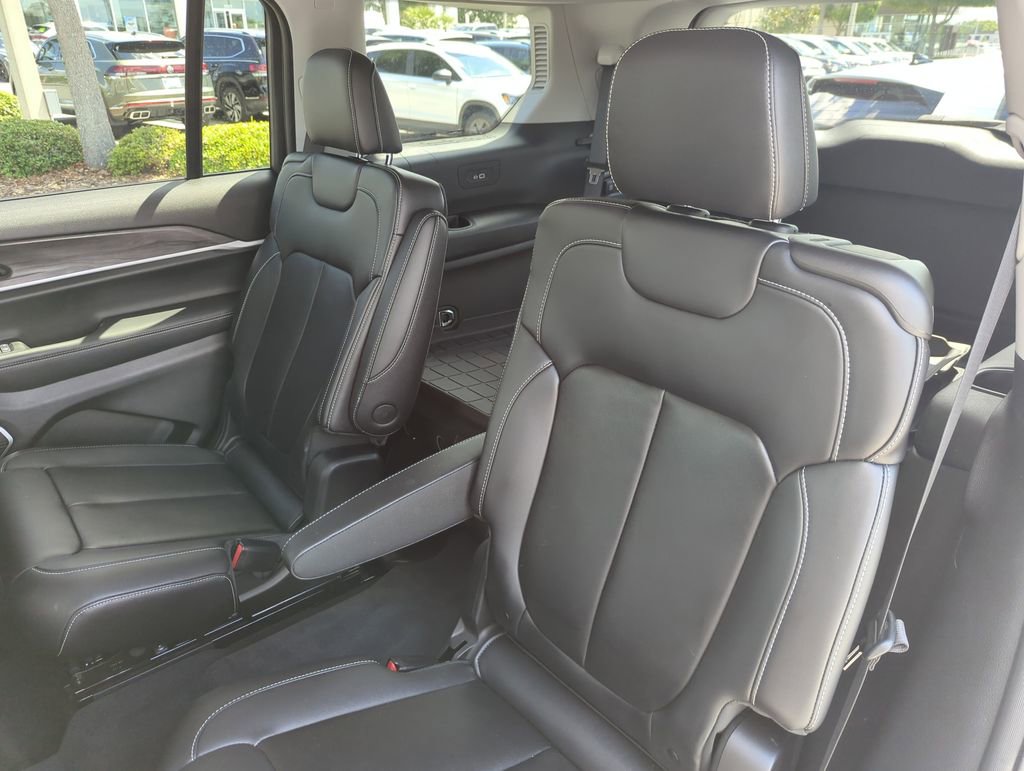 Used 2022 Jeep Grand Cherokee L Limited w/ Black Appearance Package AWD/4WD image 29