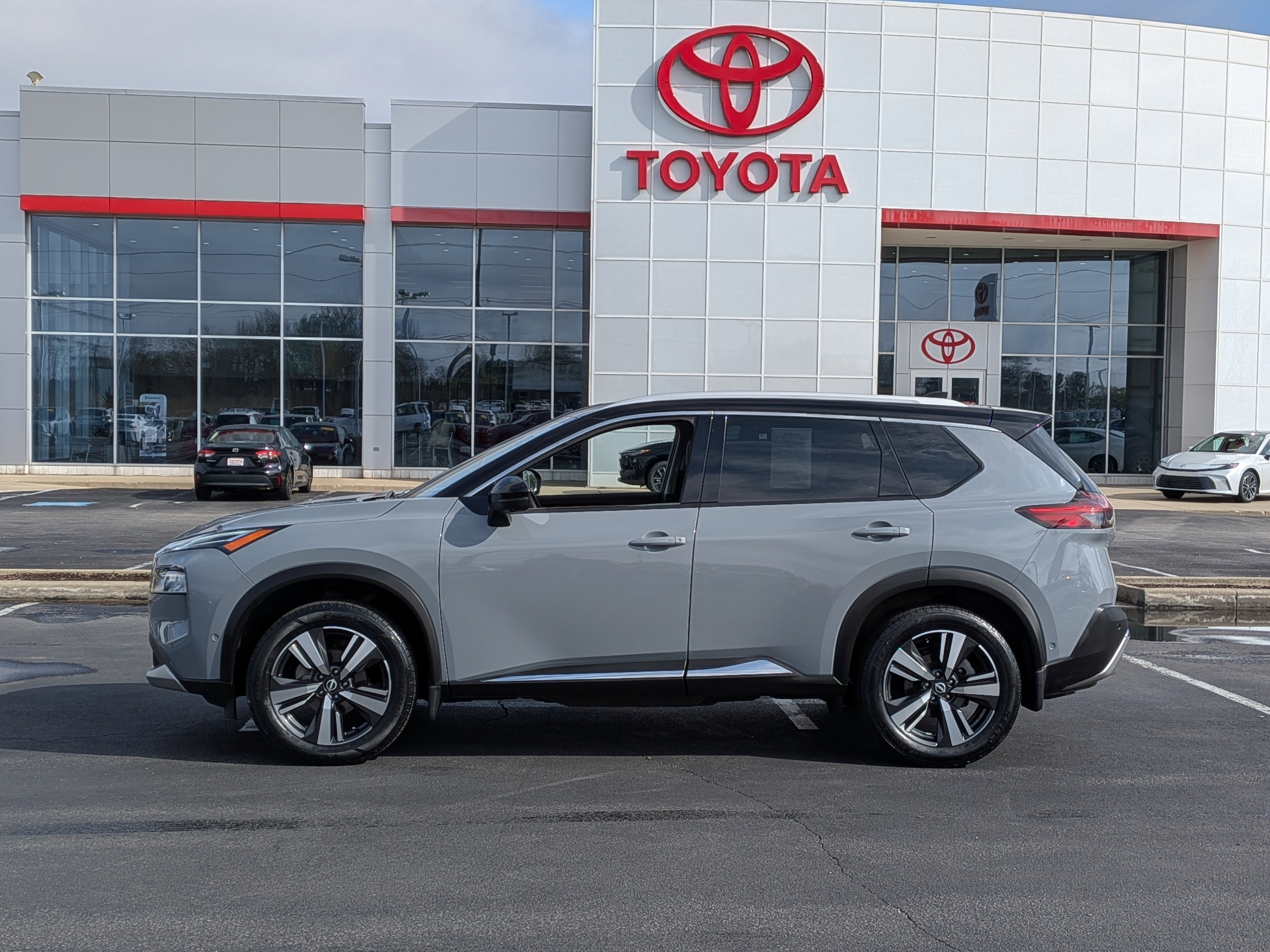 Used 2022 Nissan Rogue Platinum w/ Head-Up Display Package AWD/4WD image 5