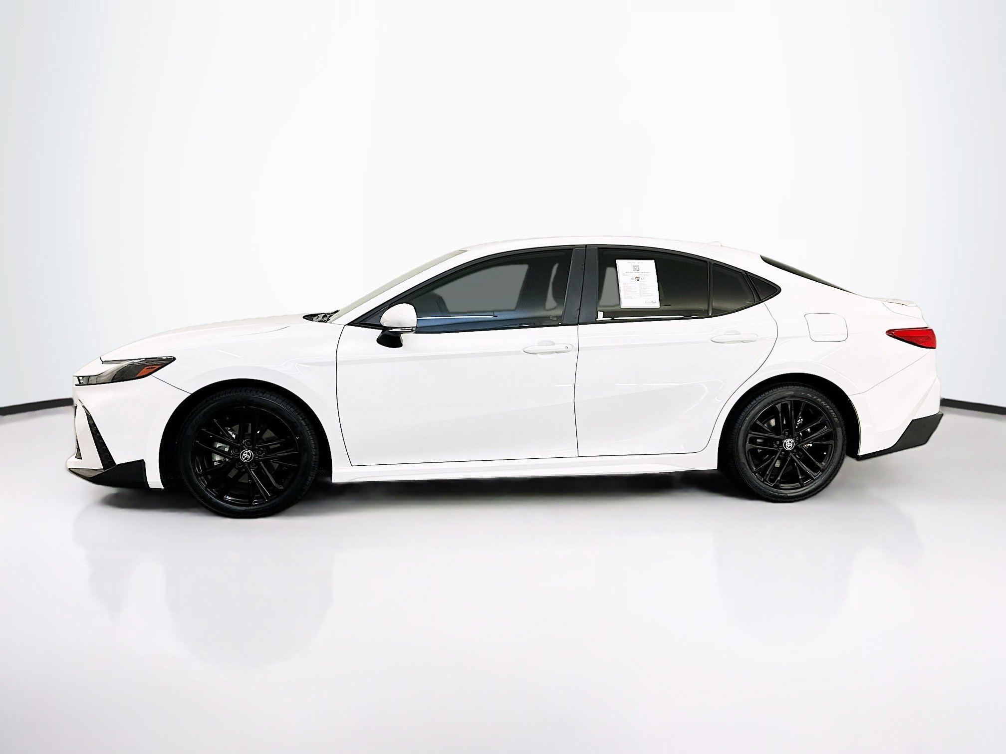 Used 2025 Toyota Camry SE FWD image 4