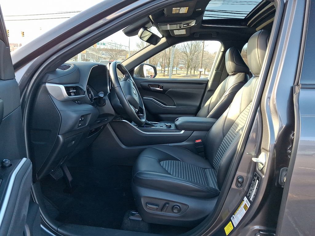 Used 2023 Toyota Highlander XSE image 3
