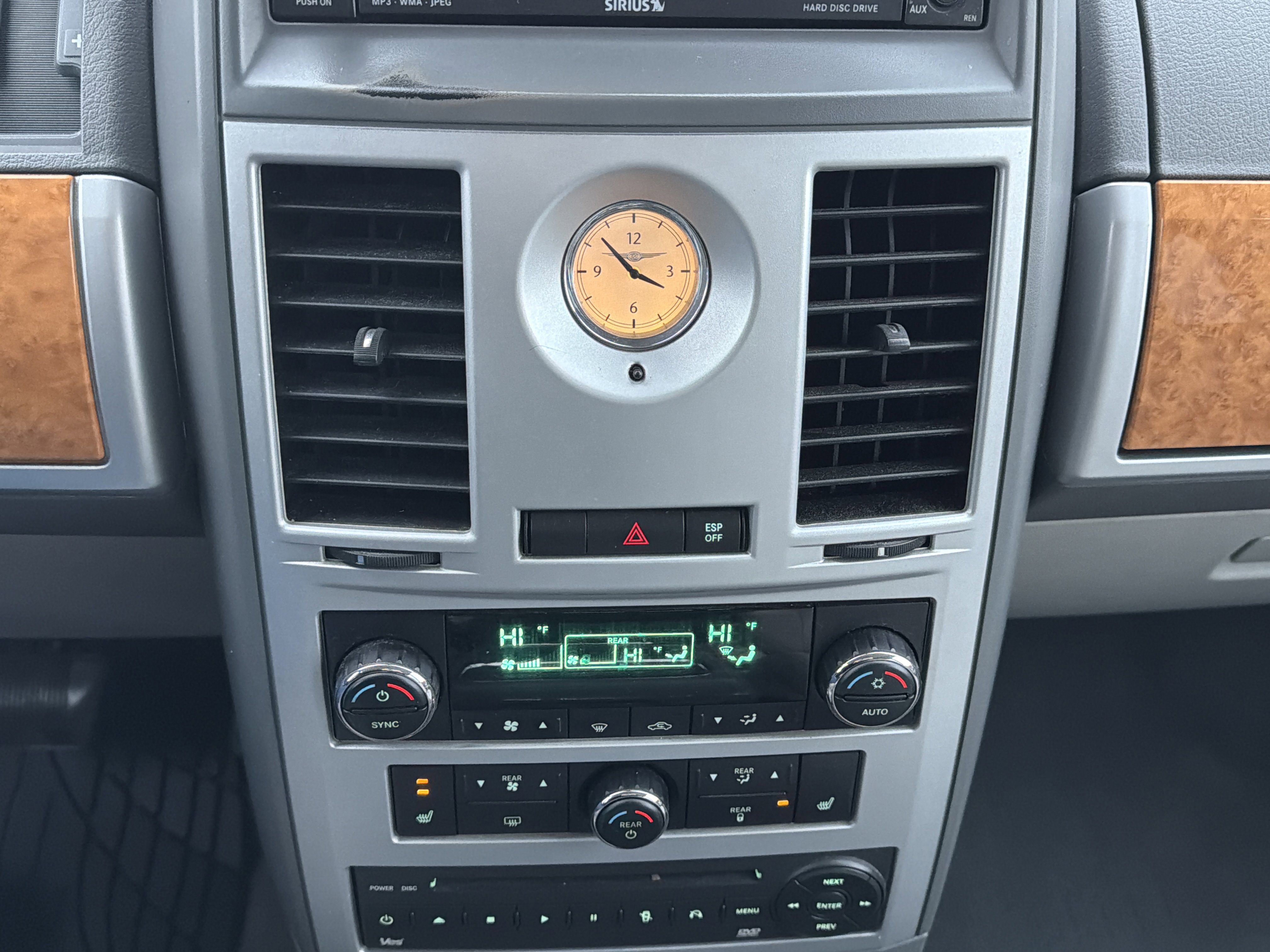 Used 2009 Chrysler Town & Country Limited w/ Entertainment Group #3 image 22