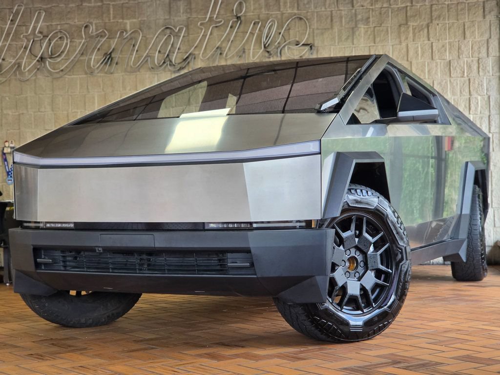 Used 2024 Tesla Cybertruck AWD Crew Cab image 2