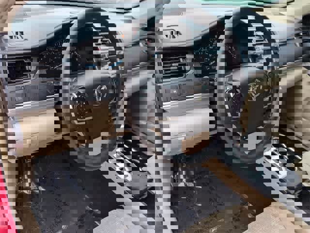 Used 2014 Toyota Camry L image 10