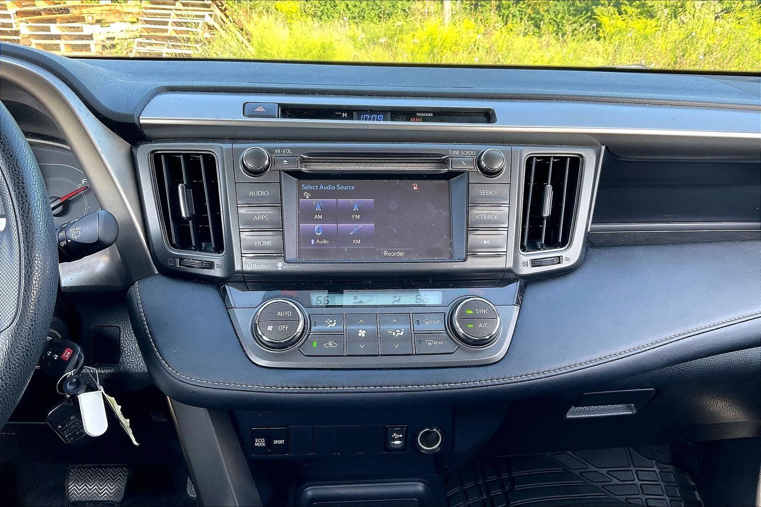 Used 2015 Toyota RAV4 XLE AWD/4WD image 23