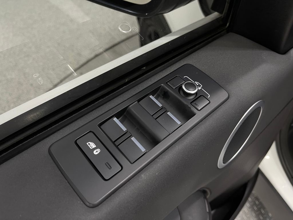 Used 2017 Land Rover Discovery SE image 16