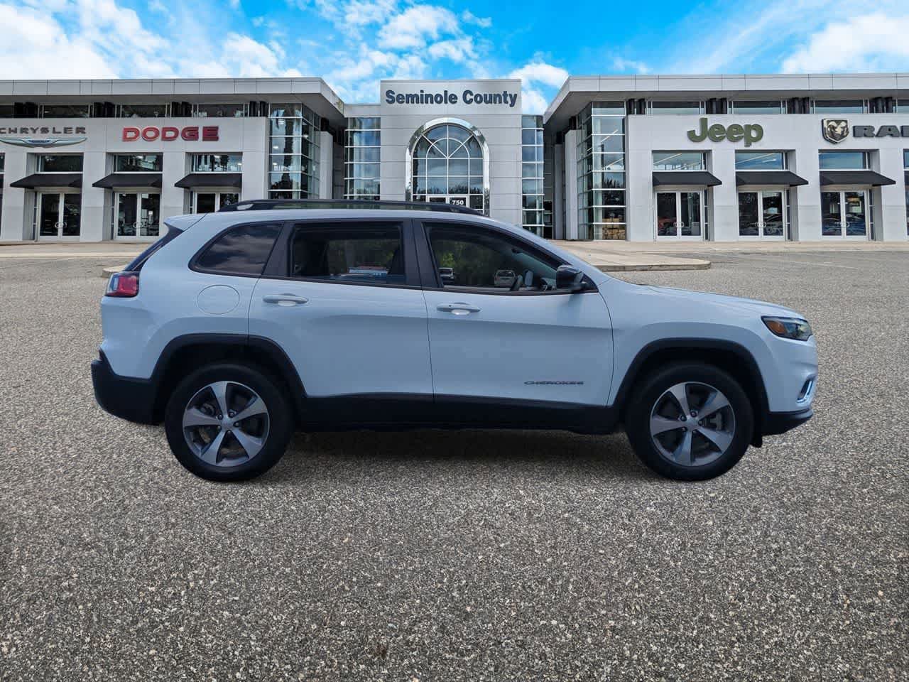 Used 2022 Jeep Cherokee Limited AWD/4WD image 9