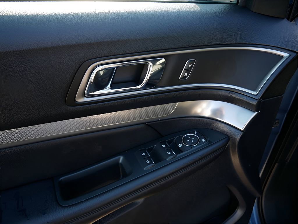 Used 2019 Ford Explorer XLT AWD/4WD image 18