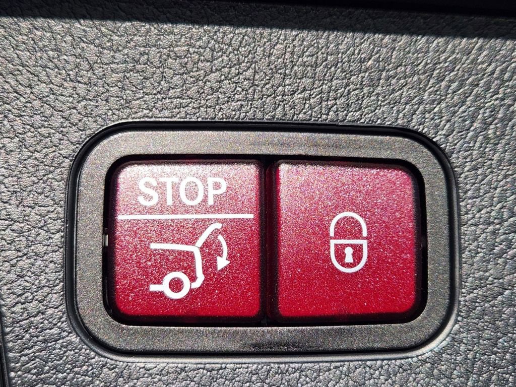 New 2025 Mercedes-Benz GLB 250 4MATIC image 17