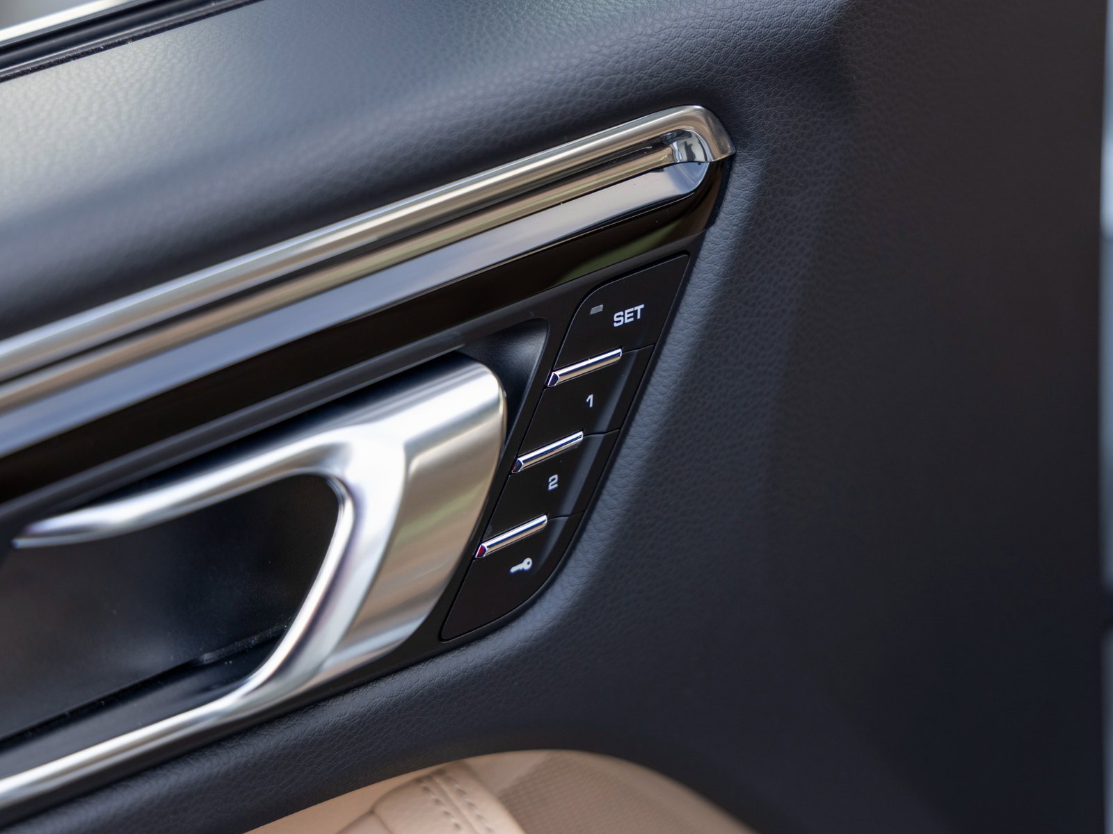 Certified 2025 Porsche Macan image 21