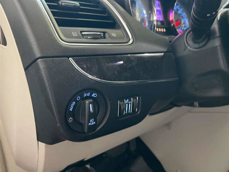 Used 2015 Chrysler Town & Country Touring-L w/ Driver Convenience Group FWD image 67