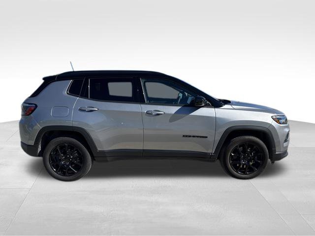 Used 2024 Jeep Compass Latitude w/ Altitude Special Edition AWD/4WD image 2