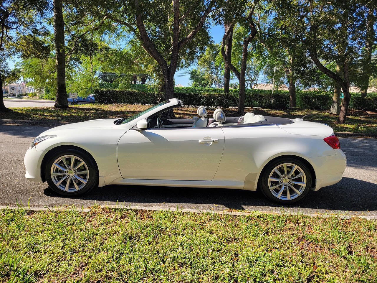 Used 2014 INFINITI Q60 Convertible w/ Premium Package