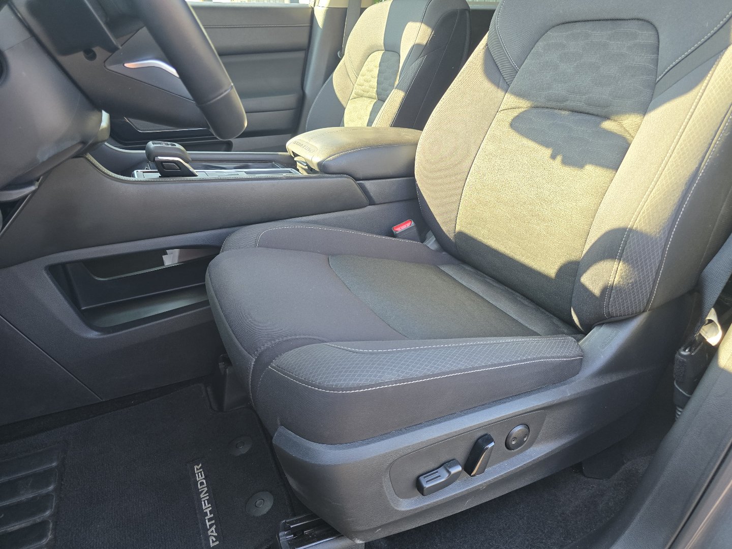 Used 2025 Nissan Pathfinder SV FWD image 32