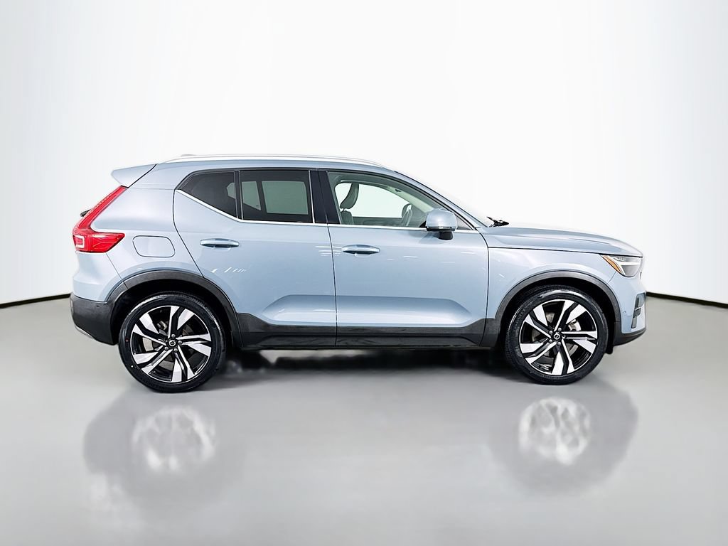 Used 2023 Volvo XC40 B4 Plus w/ Driver Assist Package FWD image 4