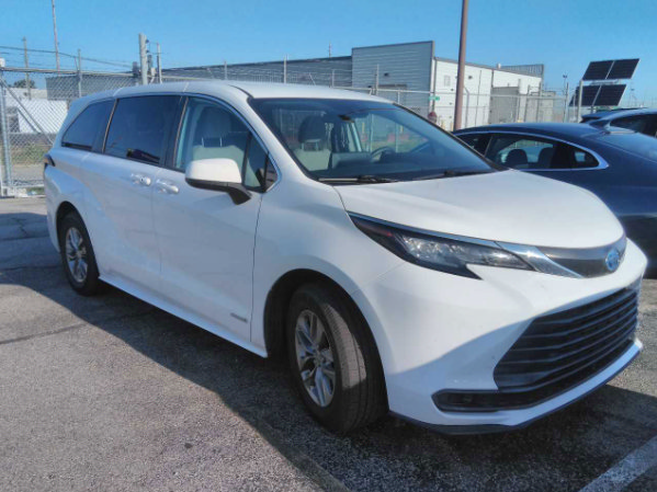 Used 2021 Toyota Sienna LE FWD image 4