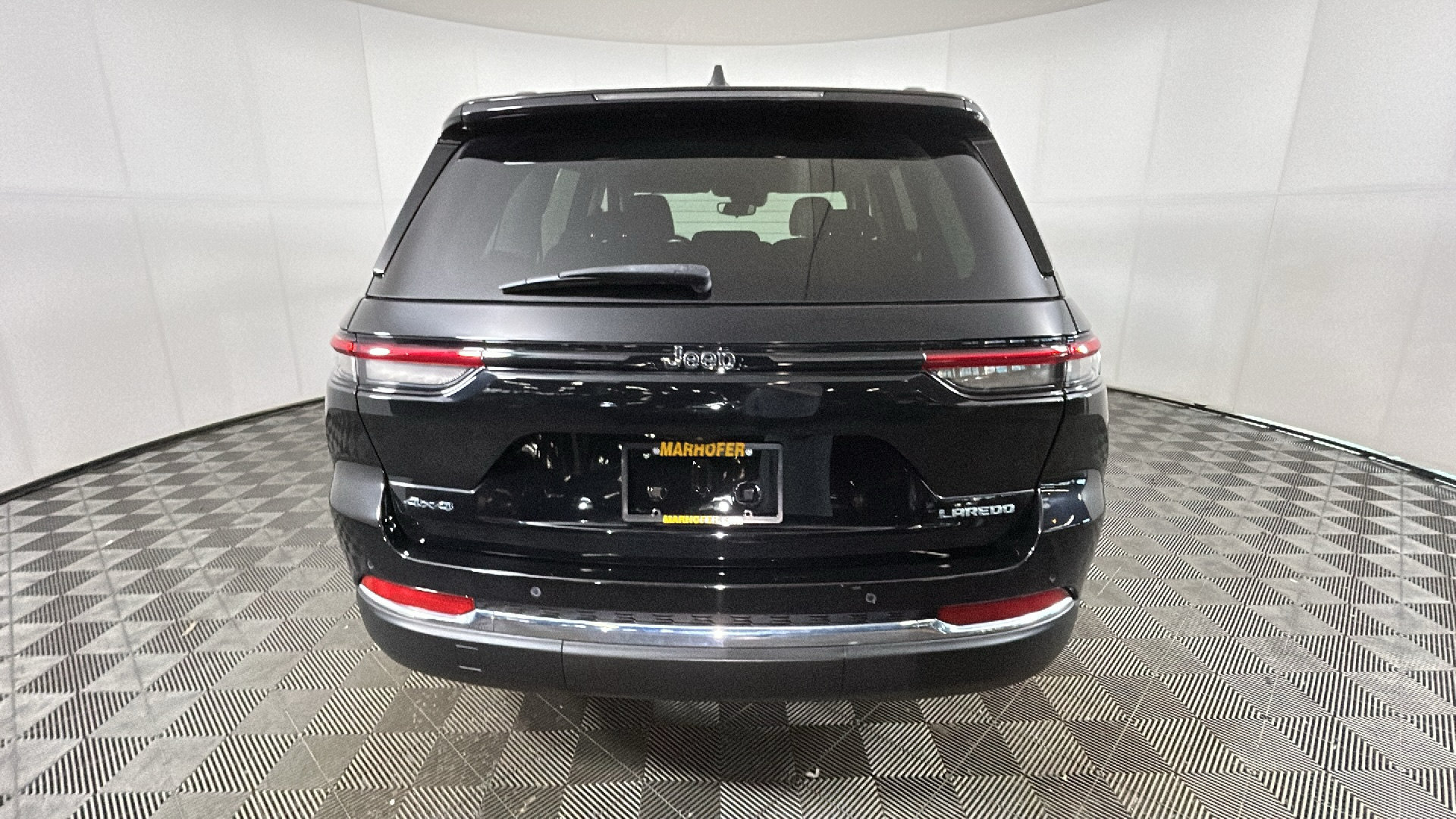 Used 2023 Jeep Grand Cherokee Laredo w/ Luxury Tech Group I AWD/4WD image 4
