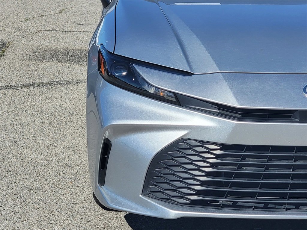 Used 2025 Toyota Camry LE image 3