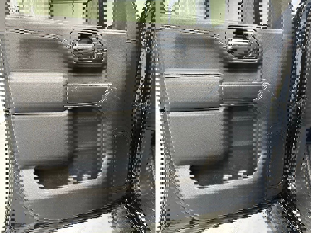 Used 2022 GMC Sierra 2500 AT4 image 8