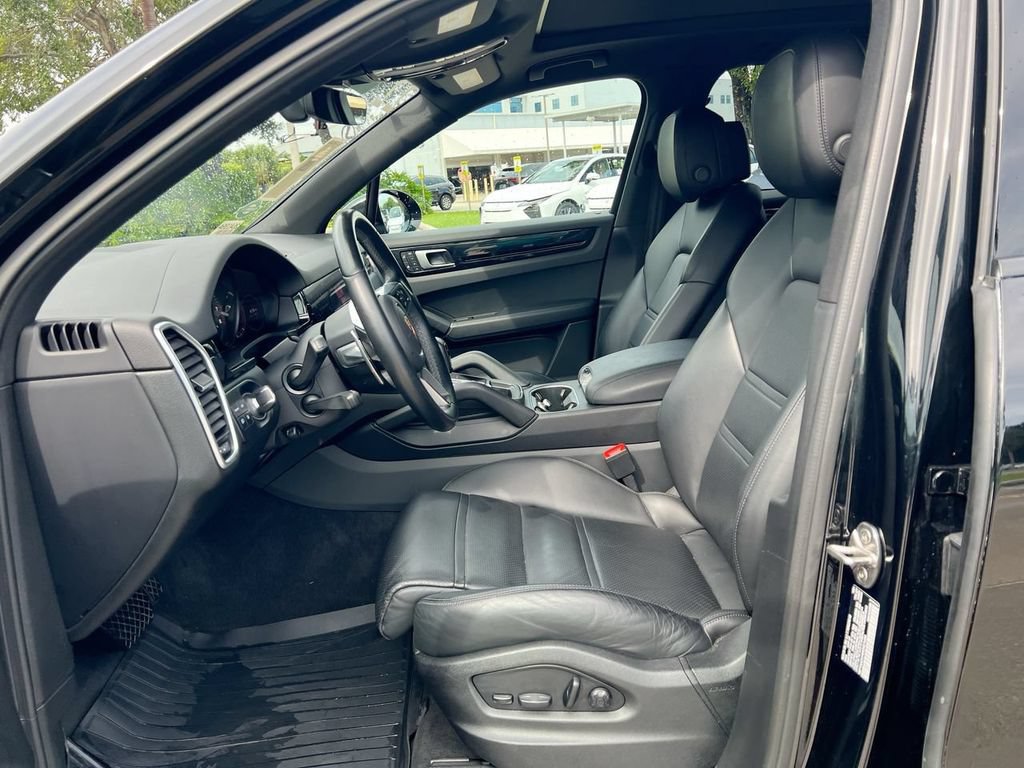 Used 2022 Porsche Cayenne w/ Premium Package AWD/4WD image 12