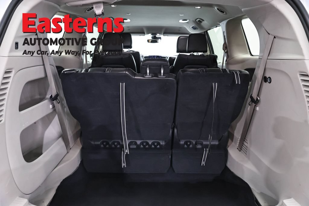 Used 2023 Chrysler Pacifica Touring-L FWD image 9