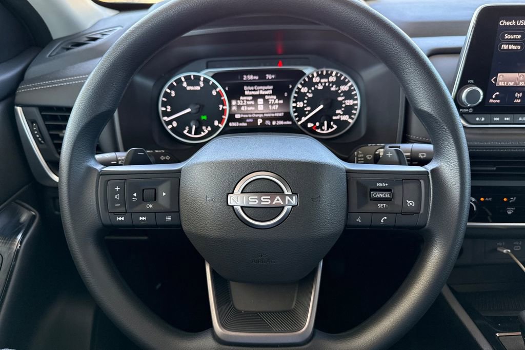 Used 2025 Nissan Rogue S AWD/4WD image 32