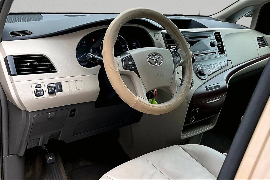 Used 2013 Toyota Sienna XLE FWD image 17